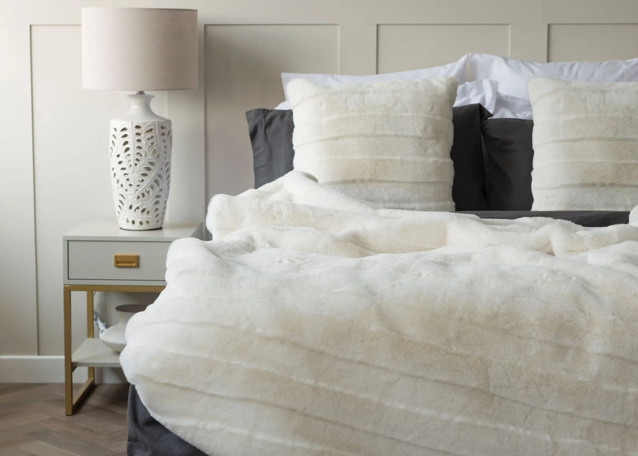 Belledorm "Alaska" Faux Fur Throws in Snow