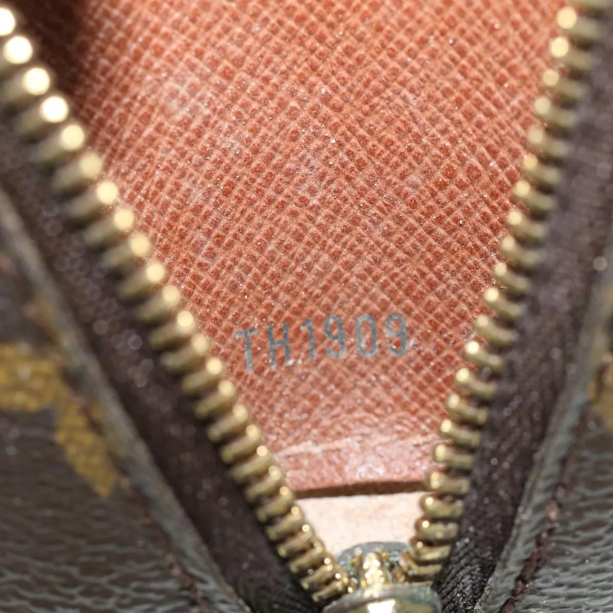 LOUIS VUITTON Monogram Trousse Demi Ronde Cosmetic Pouch M47520 LV Auth 44905
