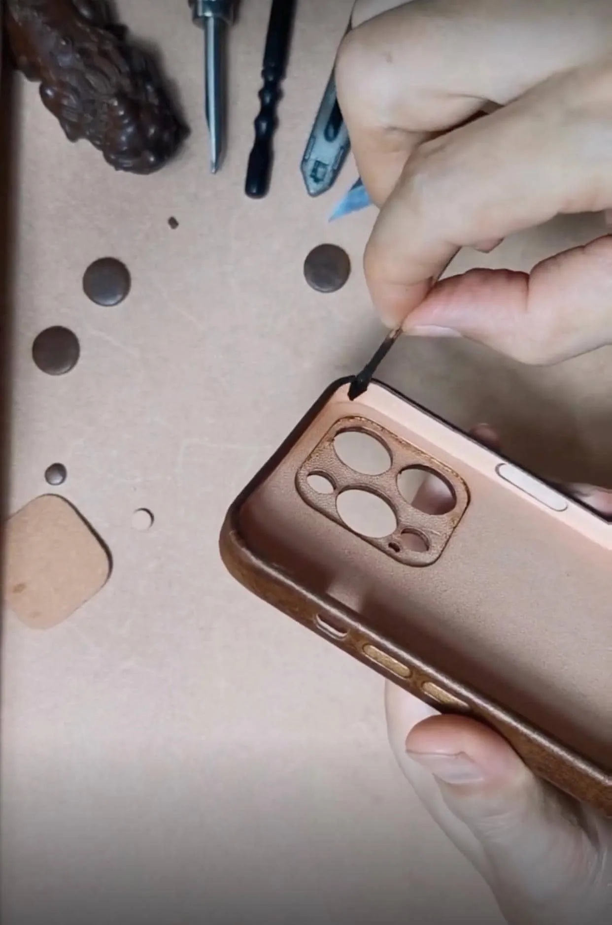 Personalised Handmade Premium Cowhide Leather iPhone Case for iPhone 16 Pro/ iPhone 15 Pro/ iPhone 14 Pro/ iPhone 13 Pro, Engraving Gift2024