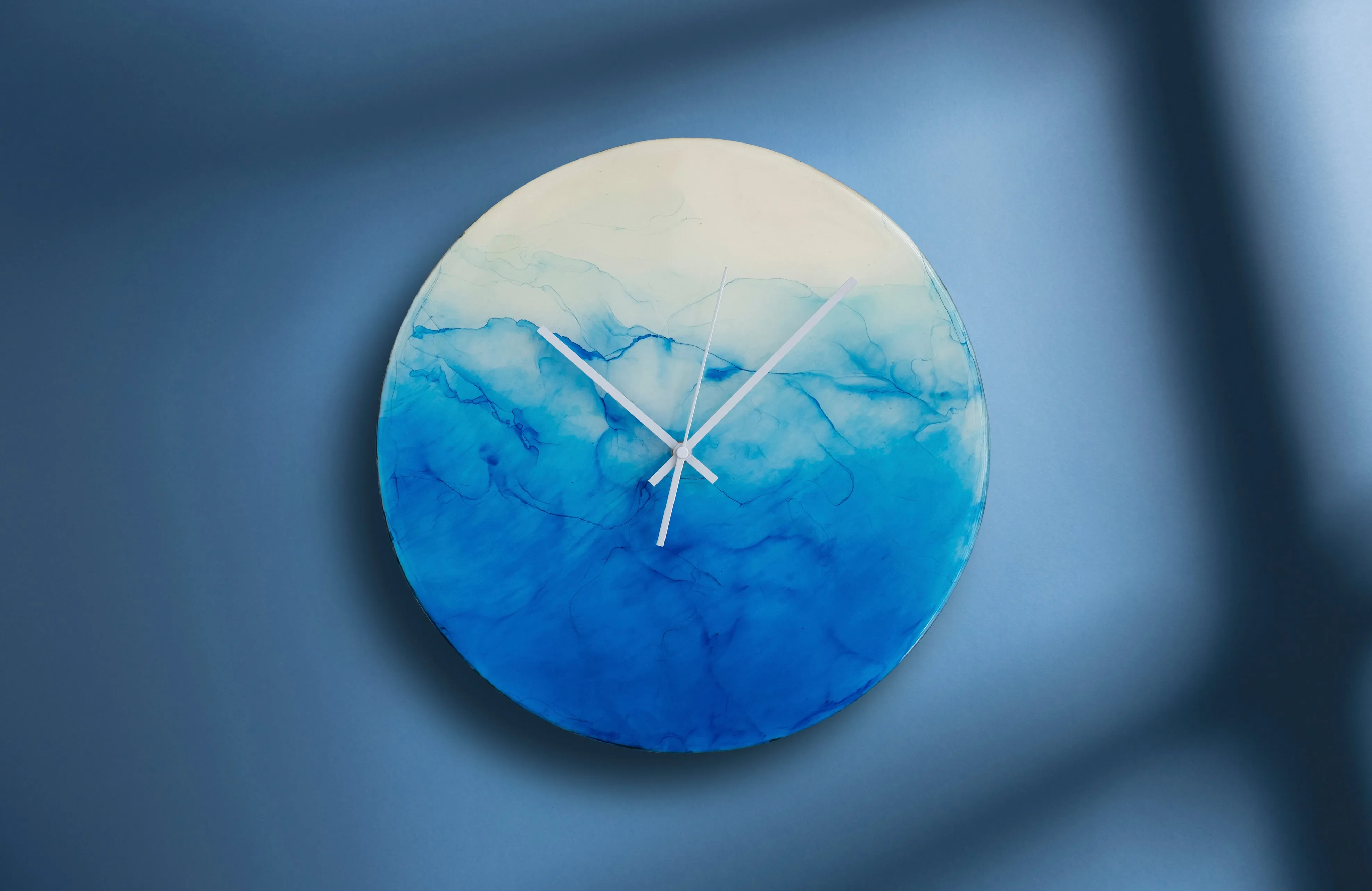 Resin Epoxy Blue wall clock 40cm Diameter. HandMade for parashuteHome.